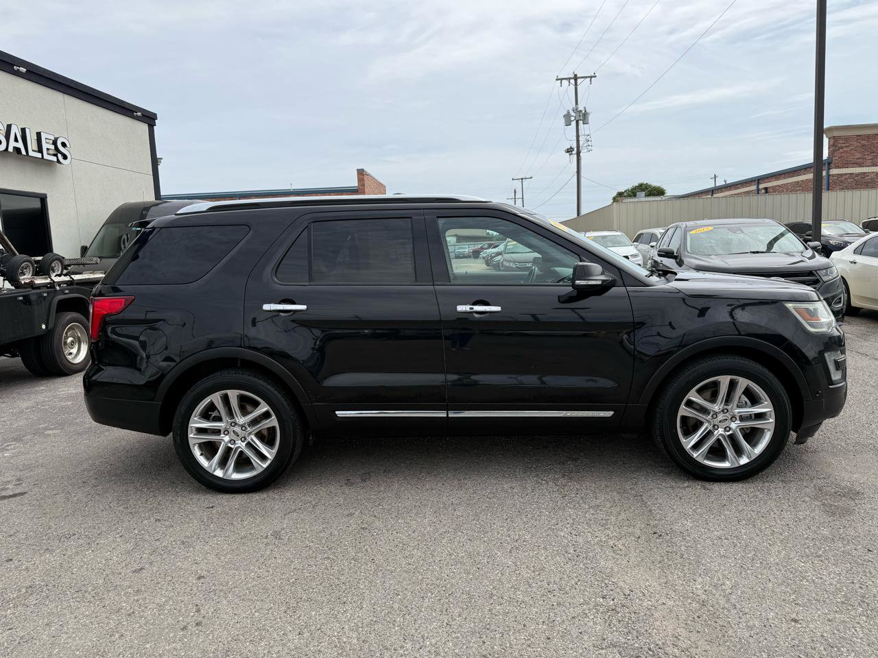 Used 2017 Ford Explorer Limited w/ Equipment Group 301A FWD image 5