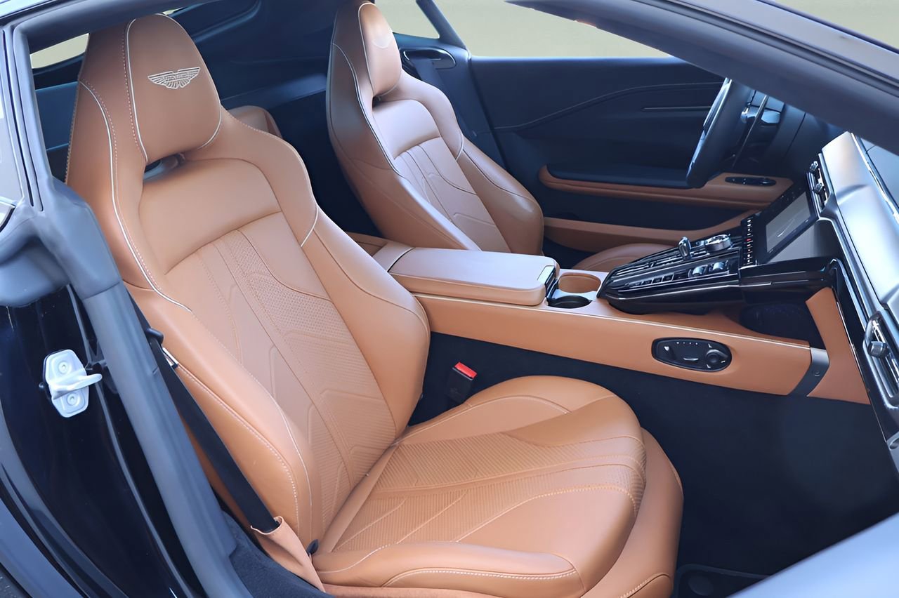 Used 2025 Aston Martin V8 Vantage Coupe RWD image 14