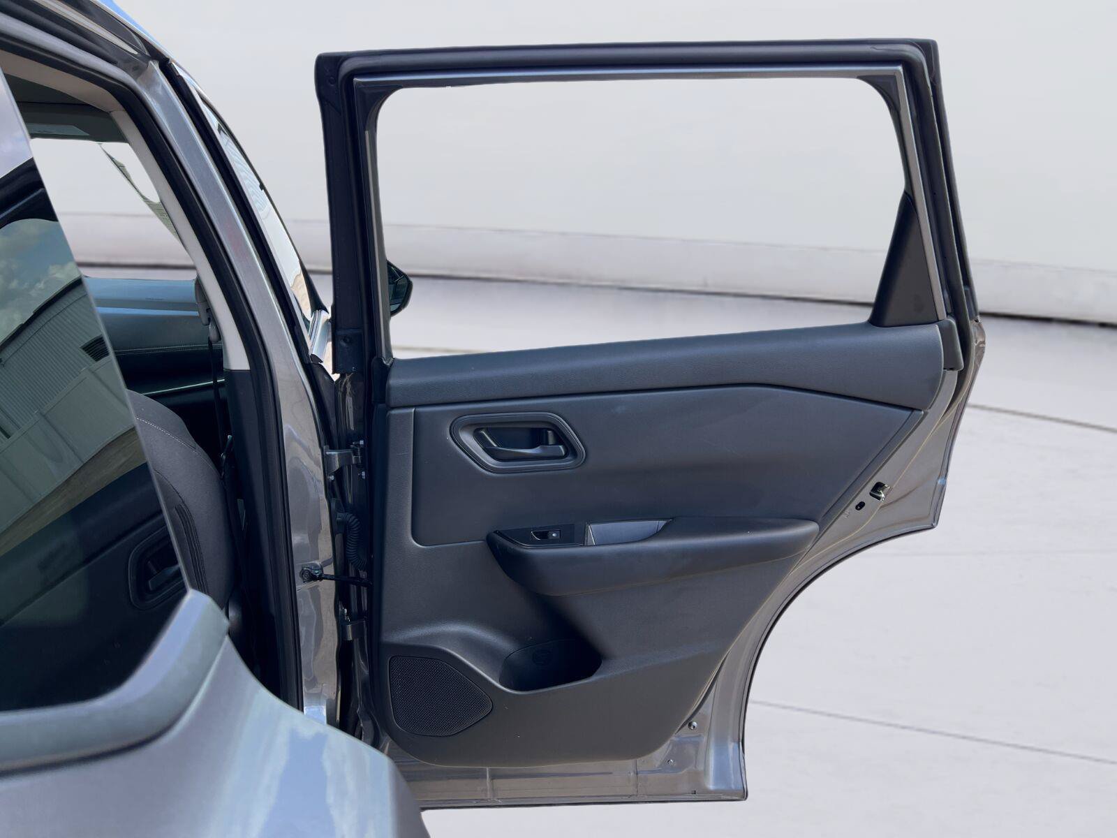 Used 2025 Nissan Rogue S FWD image 17