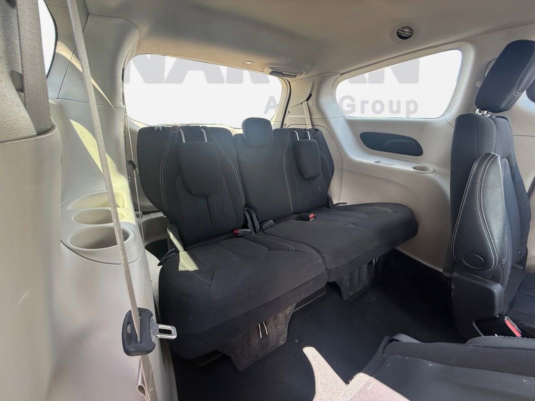 Used 2022 Chrysler Voyager LX image 27