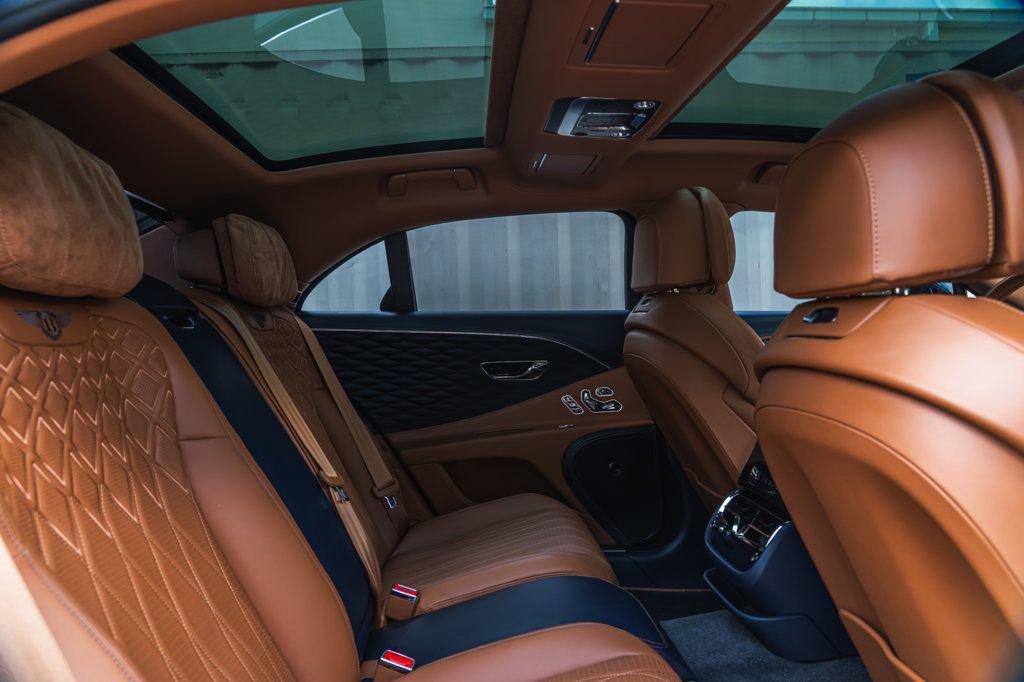 Used 2022 Bentley Flying Spur V8 image 24