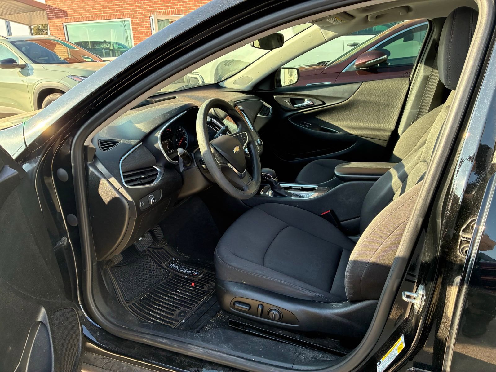 Used 2021 Chevrolet Malibu LT image 2