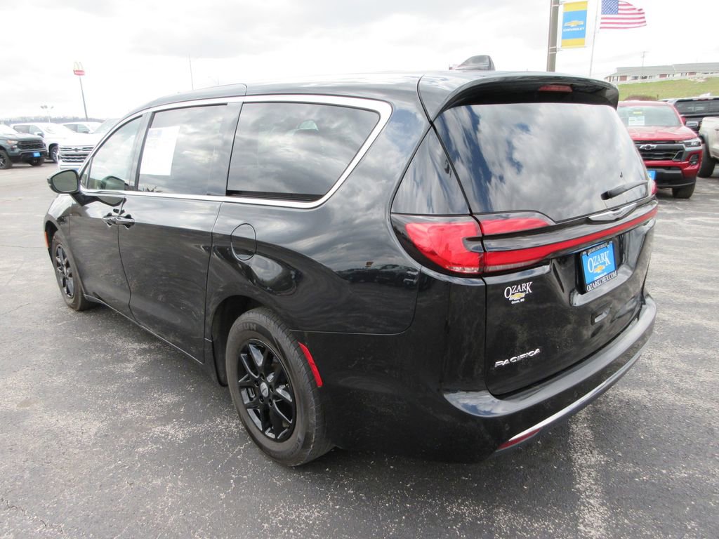Used 2023 Chrysler Pacifica Touring-L image 3