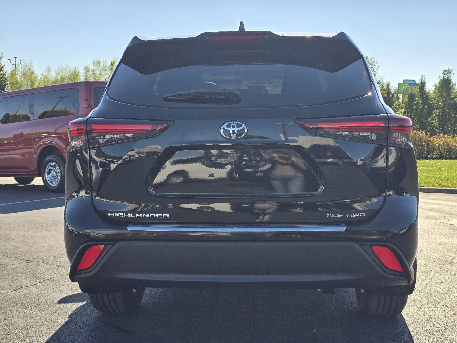 Used 2025 Toyota Highlander XLE AWD/4WD image 6