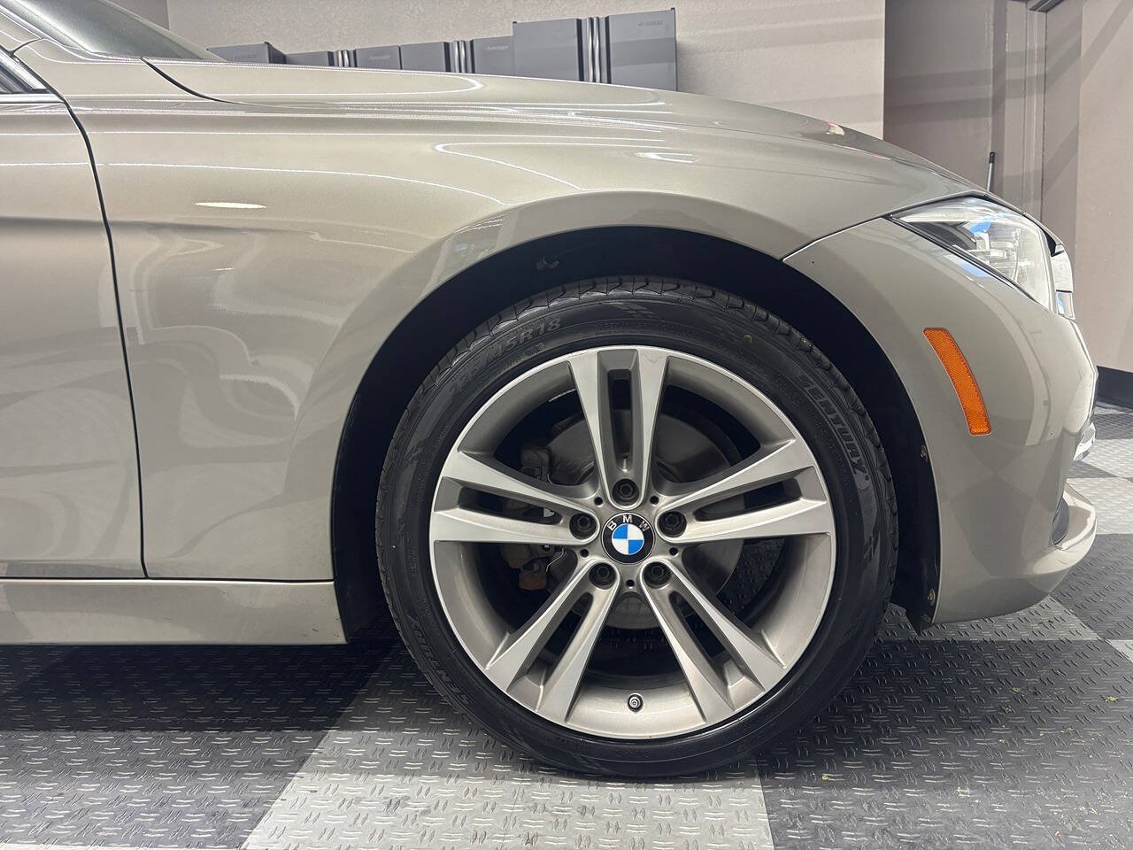 Used 2018 BMW 330i xDrive Sedan AWD/4WD image 5