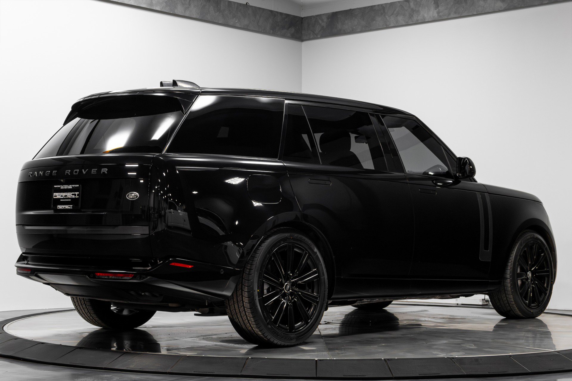Used 2023 Land Rover Range Rover Long Wheelbase SE image 13
