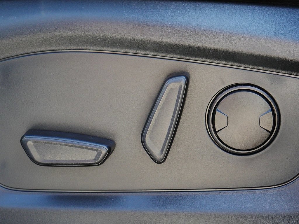 Used 2020 Ford Explorer XLT w/ Equipment Group 202A AWD/4WD image 14