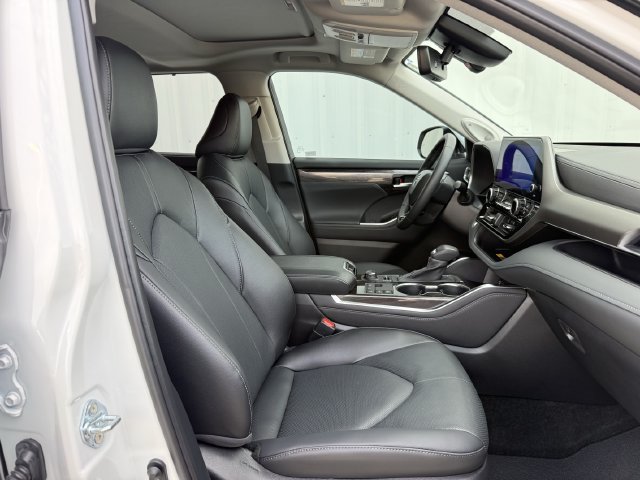 Used 2026 Toyota Highlander Limited AWD/4WD image 32