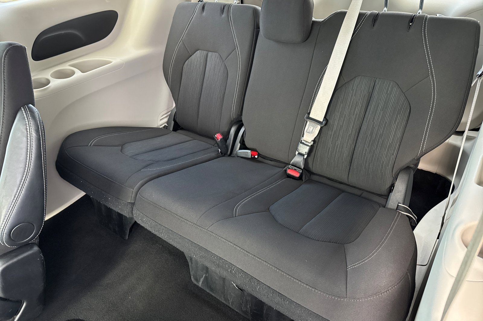 Used 2024 Chrysler Voyager LX image 16