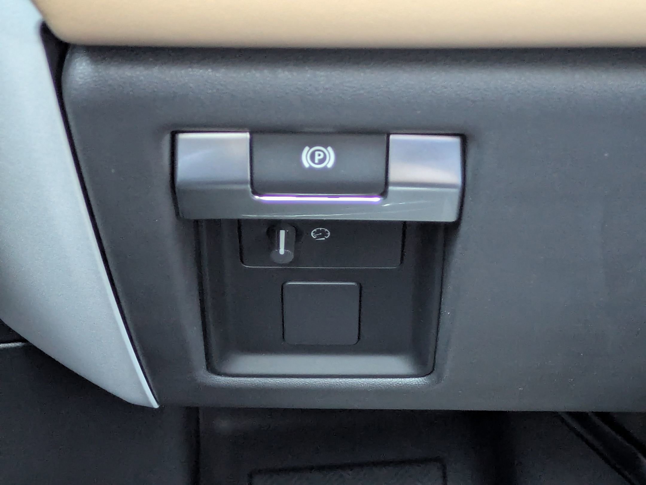 Certified 2025 Land Rover Defender 110 X-Dynamic SE image 19