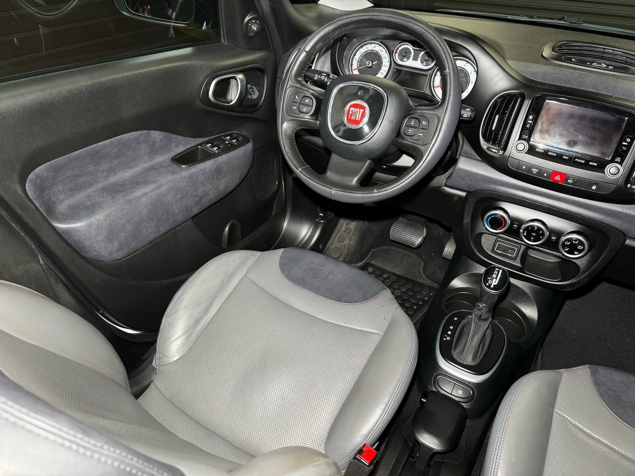 Used 2017 FIAT 500L Trekking w/ Dual-Pane Sunroof Package FWD image 27