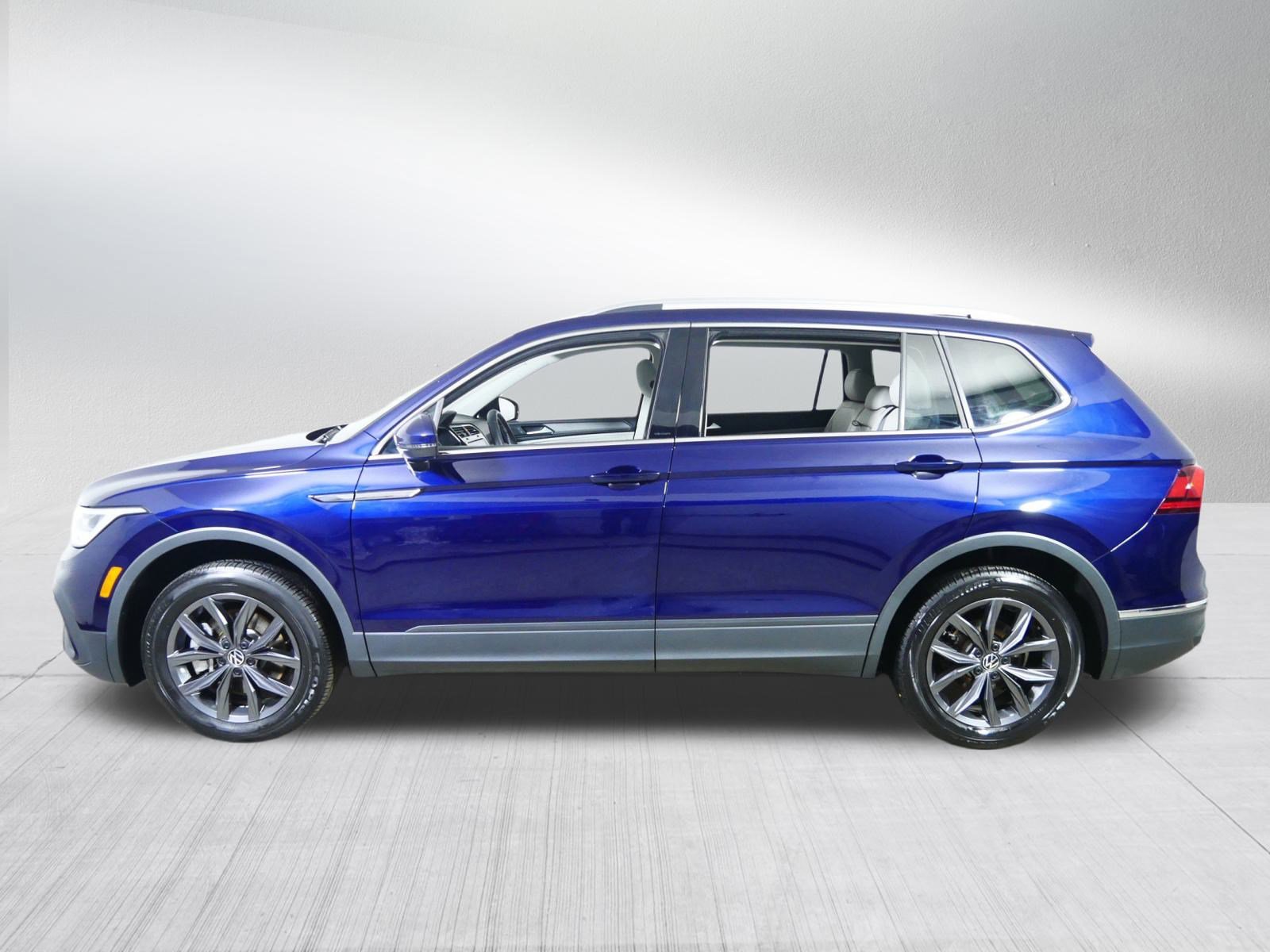 Used 2023 Volkswagen Tiguan SE w/ Panoramic Sunroof Package image 4