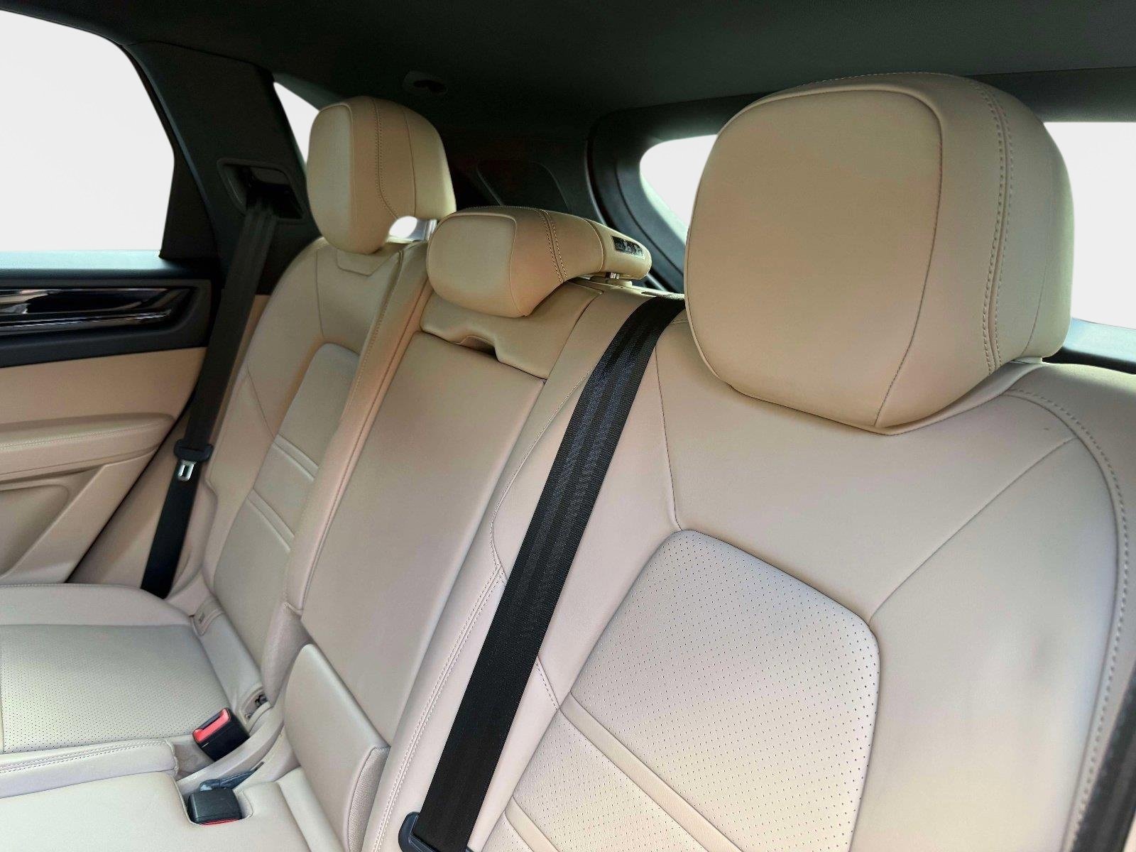 Used 2022 Porsche Cayenne w/ Premium Package image 30