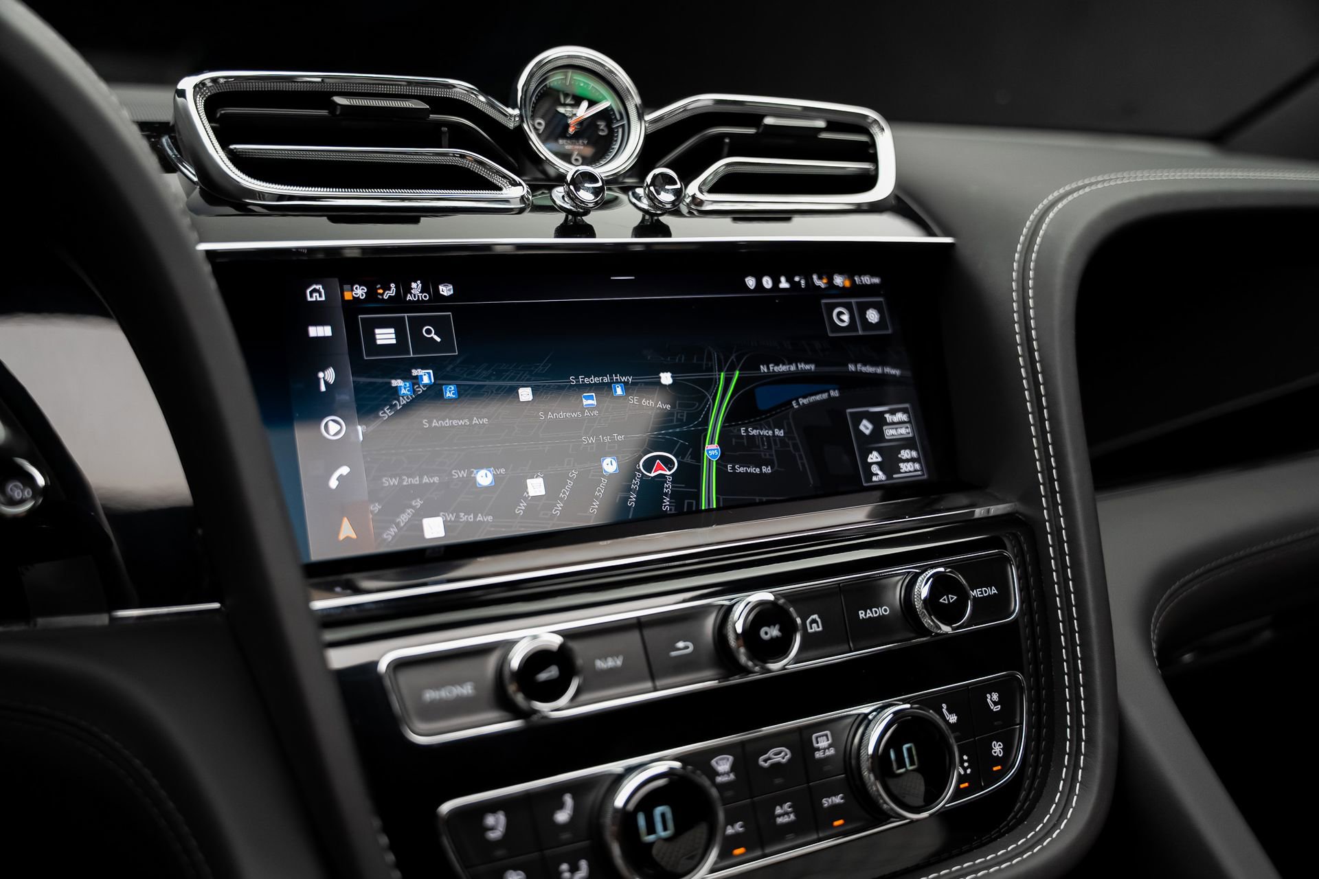 Used 2021 Bentley Bentayga Plug-In Hybrid image 48
