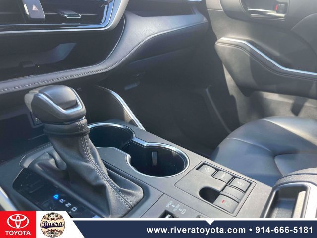 Used 2024 Toyota Highlander XLE AWD/4WD image 25