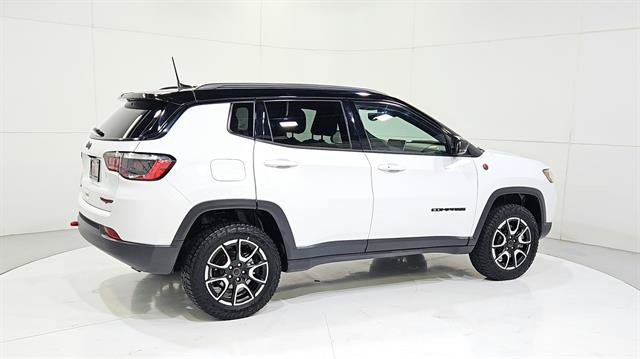 Used 2025 Jeep Compass Trailhawk AWD/4WD image 8
