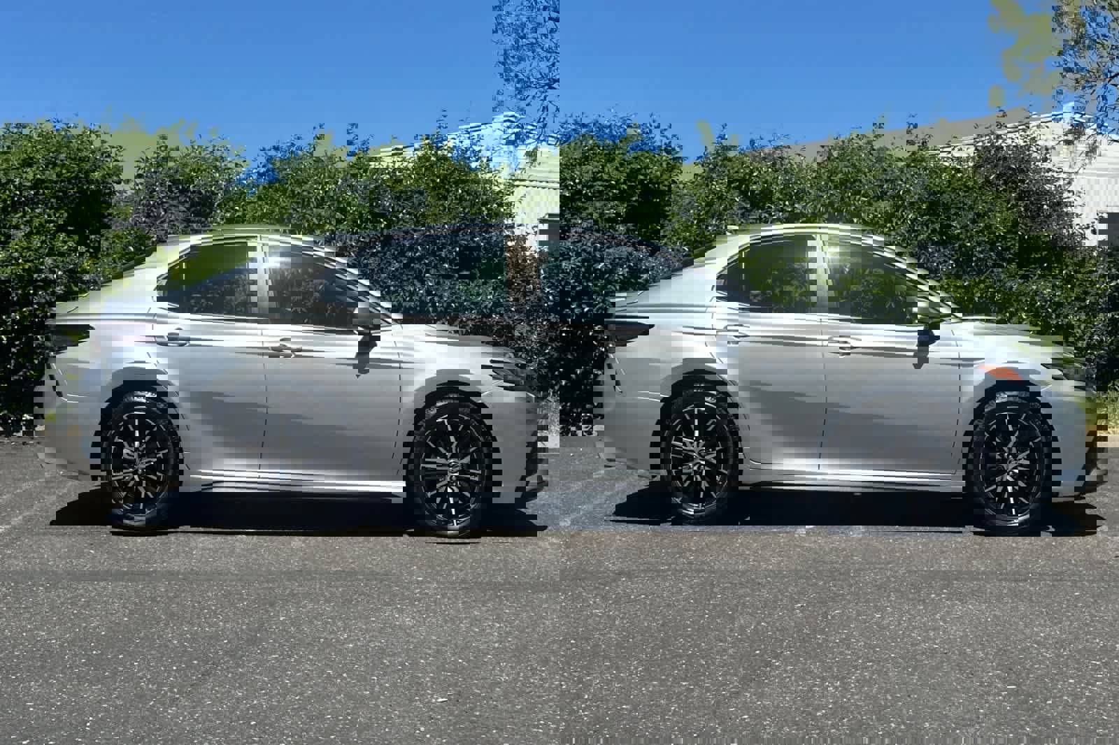 Used 2022 Toyota Camry SE w/ Convenience Package FWD image 2