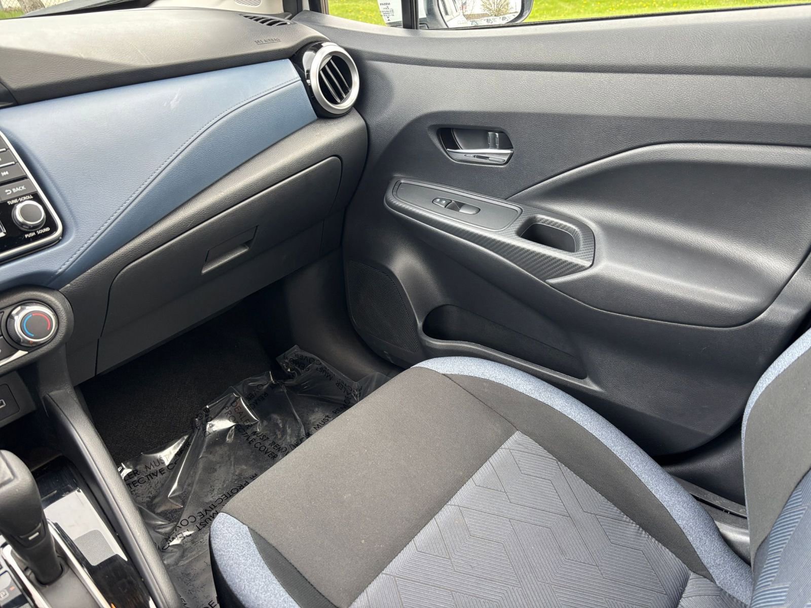 Used 2025 Nissan Versa SV FWD image 33