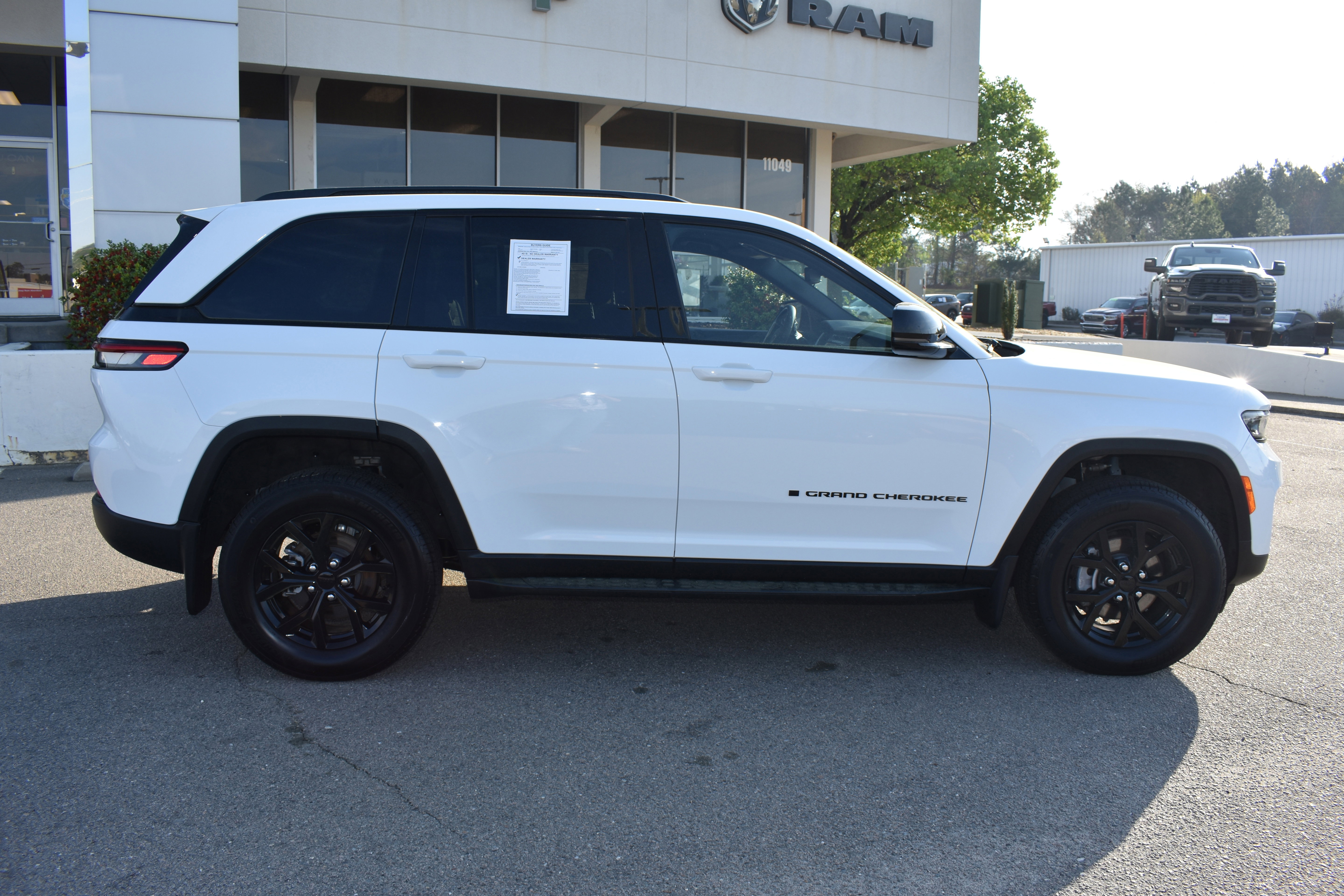 Used 2024 Jeep Grand Cherokee Altitude image 10