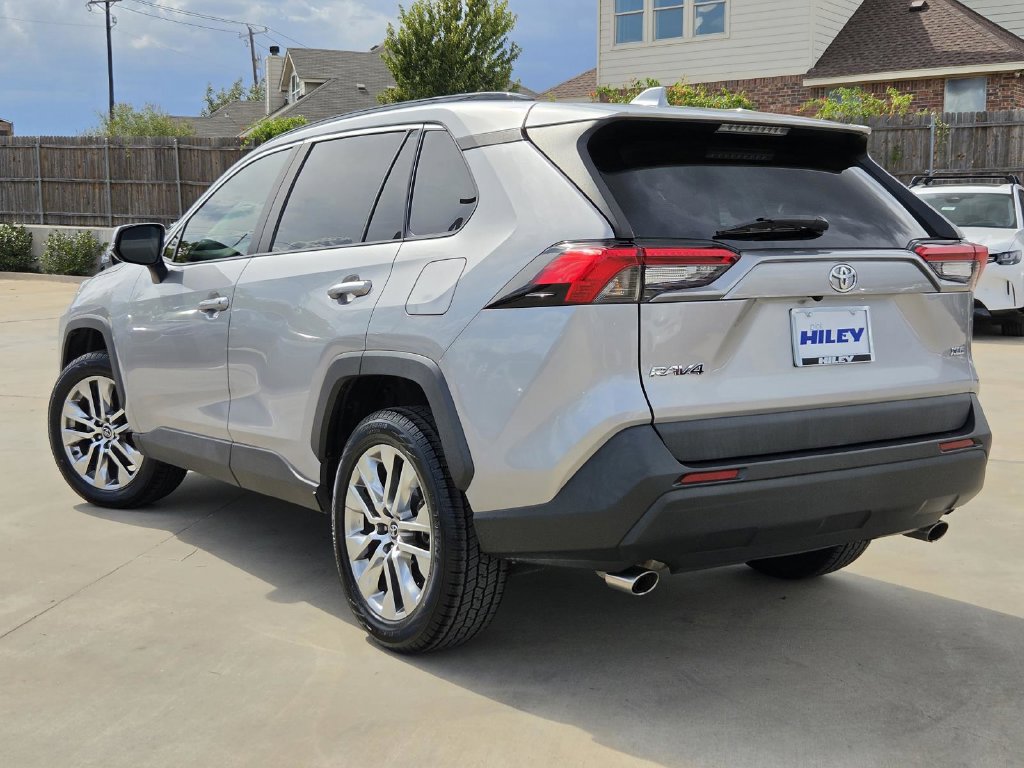 Used 2021 Toyota RAV4 XLE Premium FWD image 3