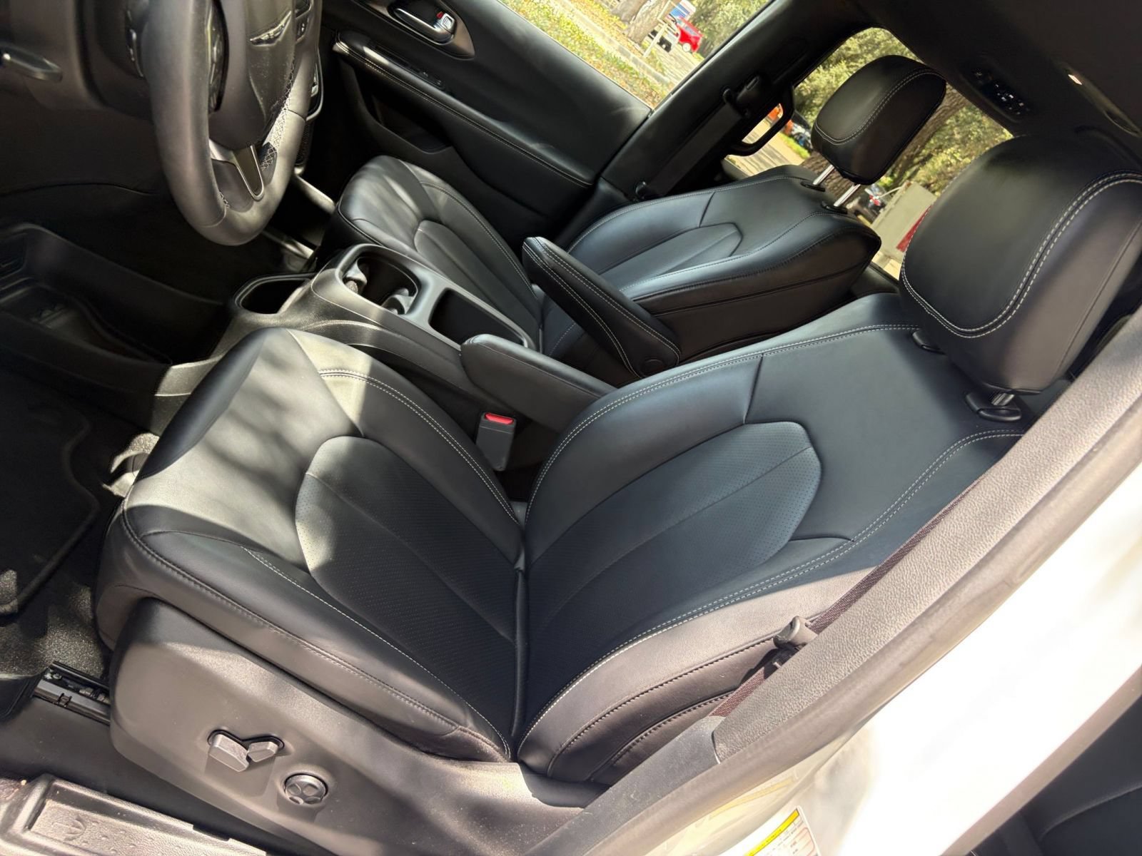 Used 2025 Chrysler Pacifica Select FWD image 38