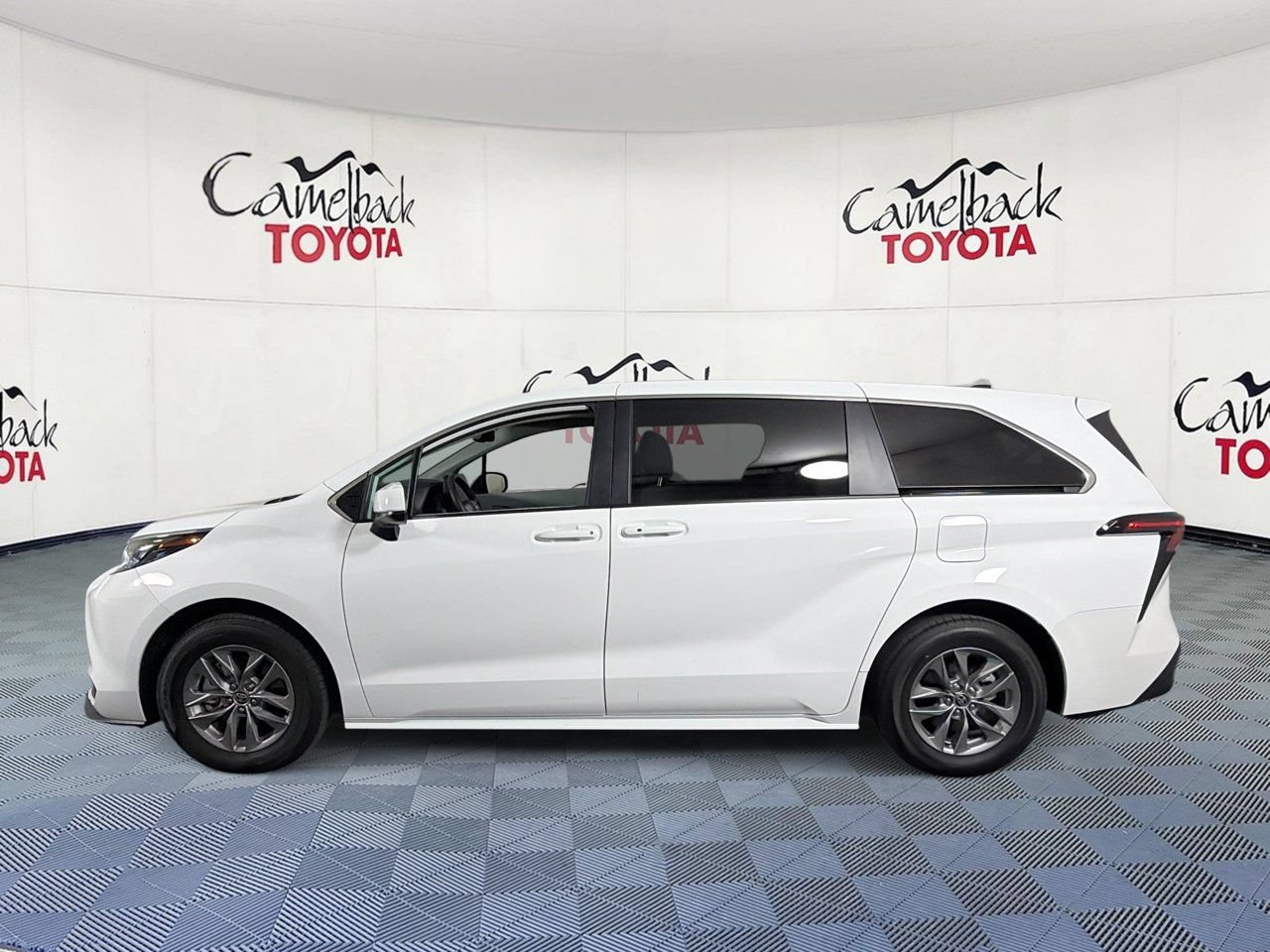 Used 2026 Toyota Sienna LE FWD image 5