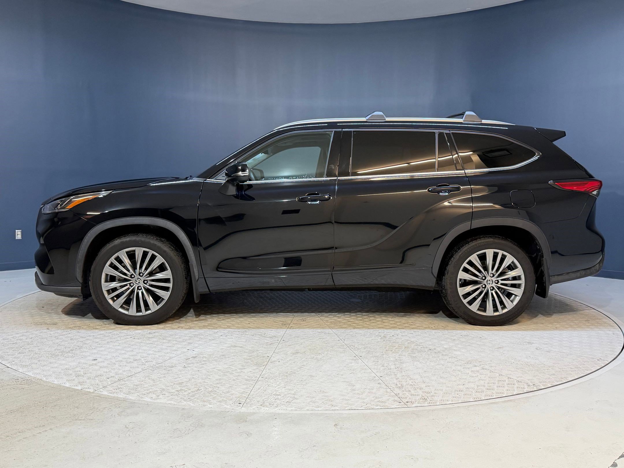 Used 2021 Toyota Highlander Platinum image 2