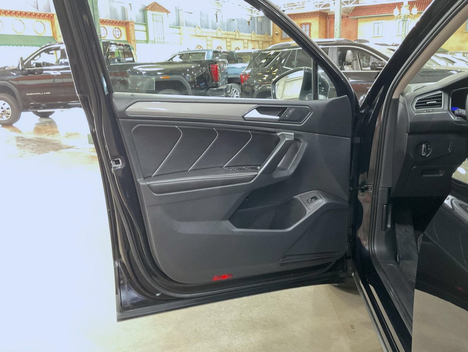 Used 2024 Volkswagen Tiguan SE AWD/4WD image 10