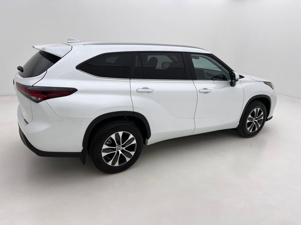 Used 2026 Toyota Highlander XLE image 6
