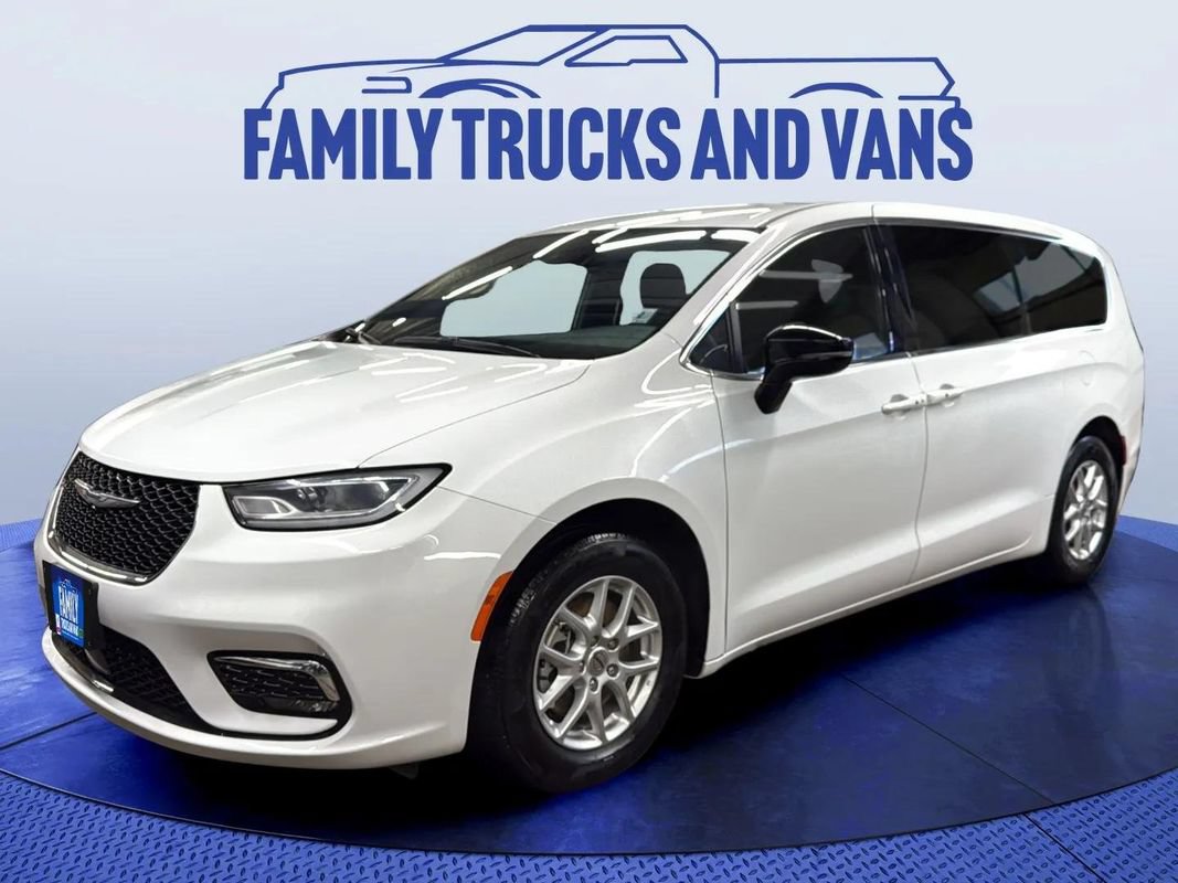 Used 2024 Chrysler Pacifica Touring FWD image 1