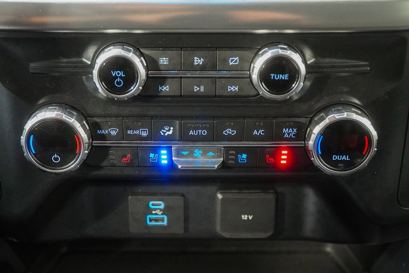 Used 2021 Ford F150 Lariat w/ Max Trailer Tow Package image 38