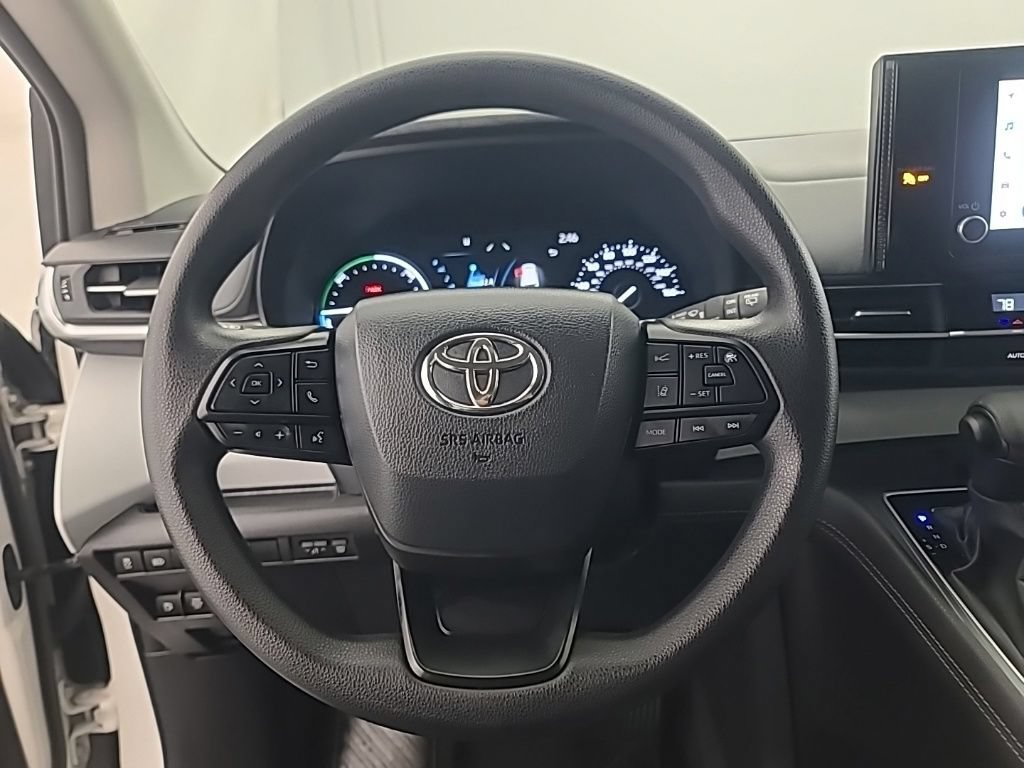 Used 2026 Toyota Sienna LE FWD image 30