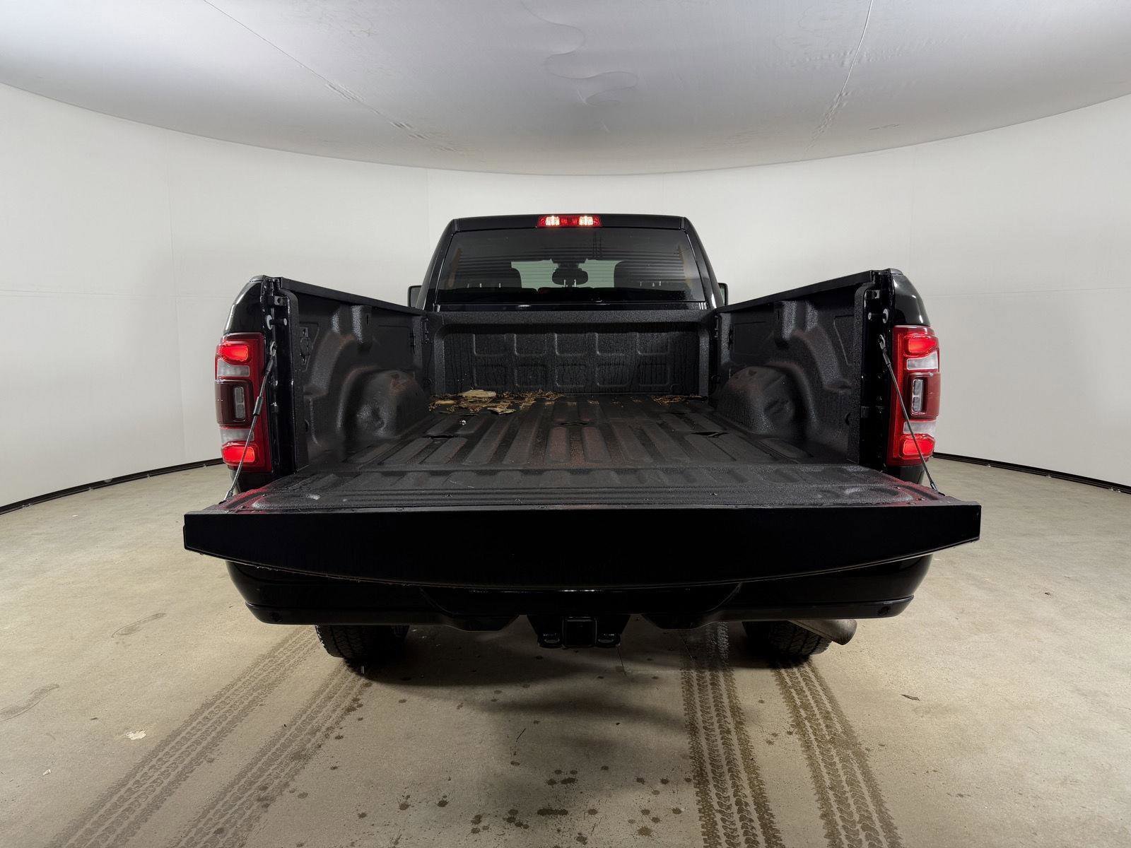 Used 2024 RAM 3500 Big Horn w/ Sport Appearance Package AWD/4WD image 9