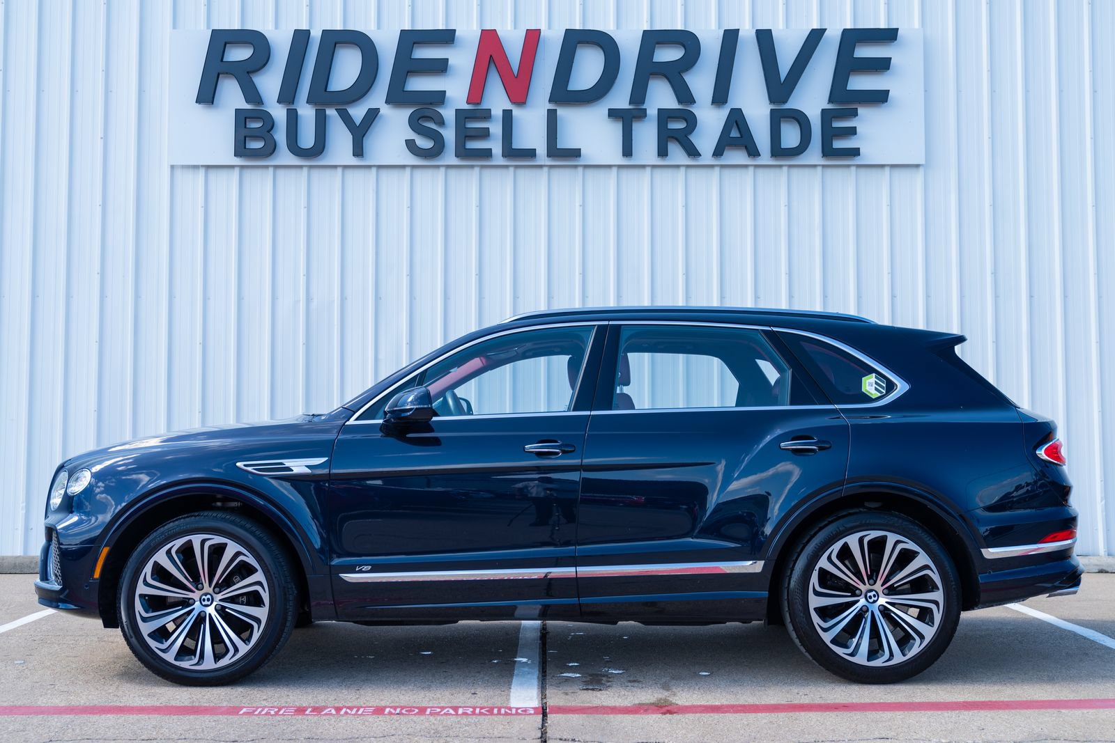 Used 2021 Bentley Bentayga AWD/4WD image 3