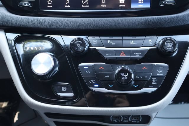 Used 2024 Chrysler Pacifica Touring-L FWD image 12