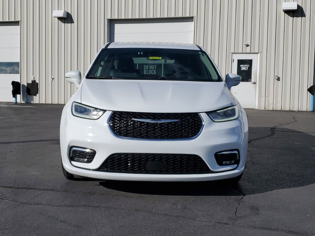 Used 2022 Chrysler Pacifica Touring-L image 2