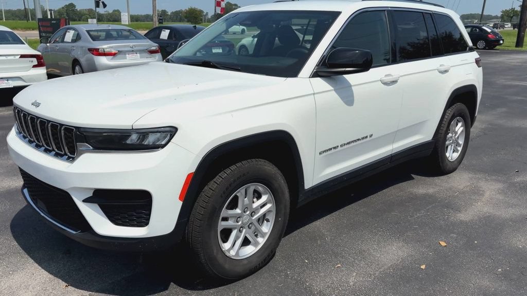 Used 2023 Jeep Grand Cherokee Laredo RWD image 4