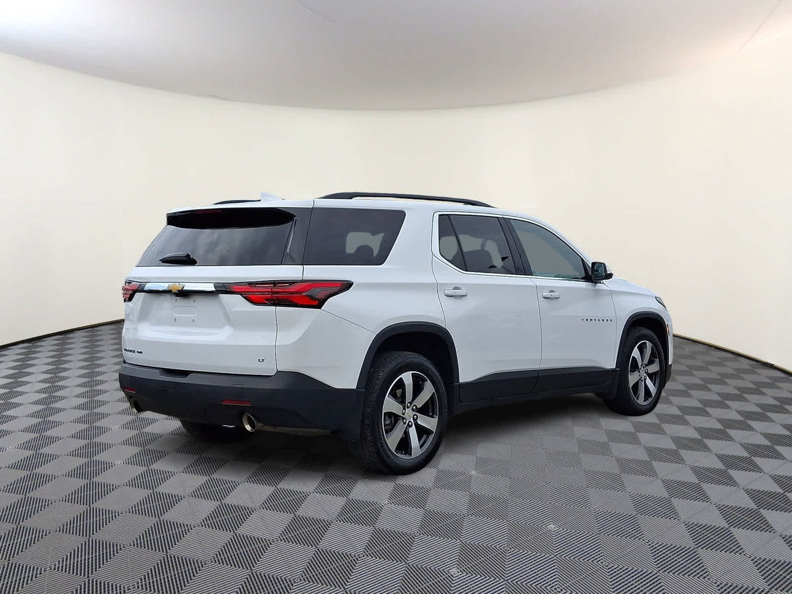 Used 2023 Chevrolet Traverse LT w/ LT Premium Package AWD/4WD image 5