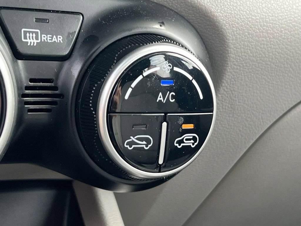 Certified 2025 Hyundai Venue SEL image 35