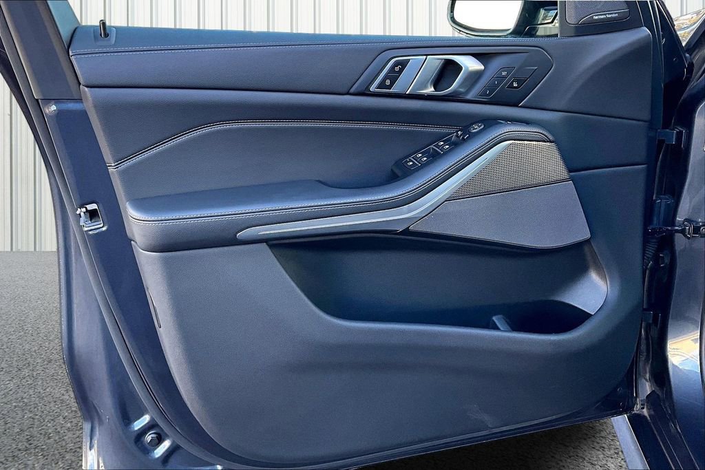 Used 2020 BMW X5 M50i w/ Premium Package image 16