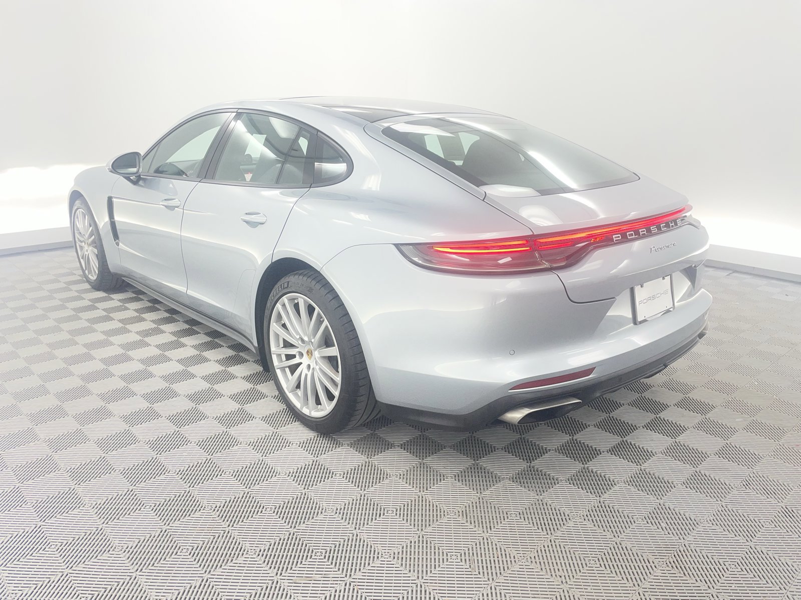 Certified 2021 Porsche Panamera image 3