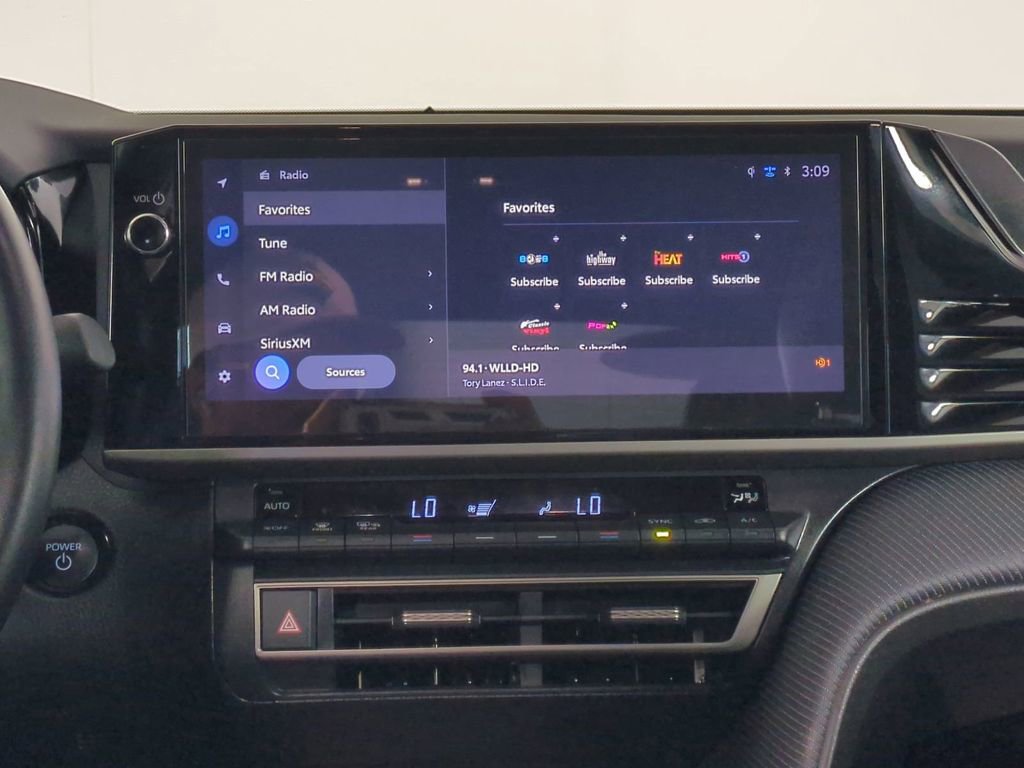 Used 2025 Toyota Camry SE w/ Multimedia Upgrade Package image 19