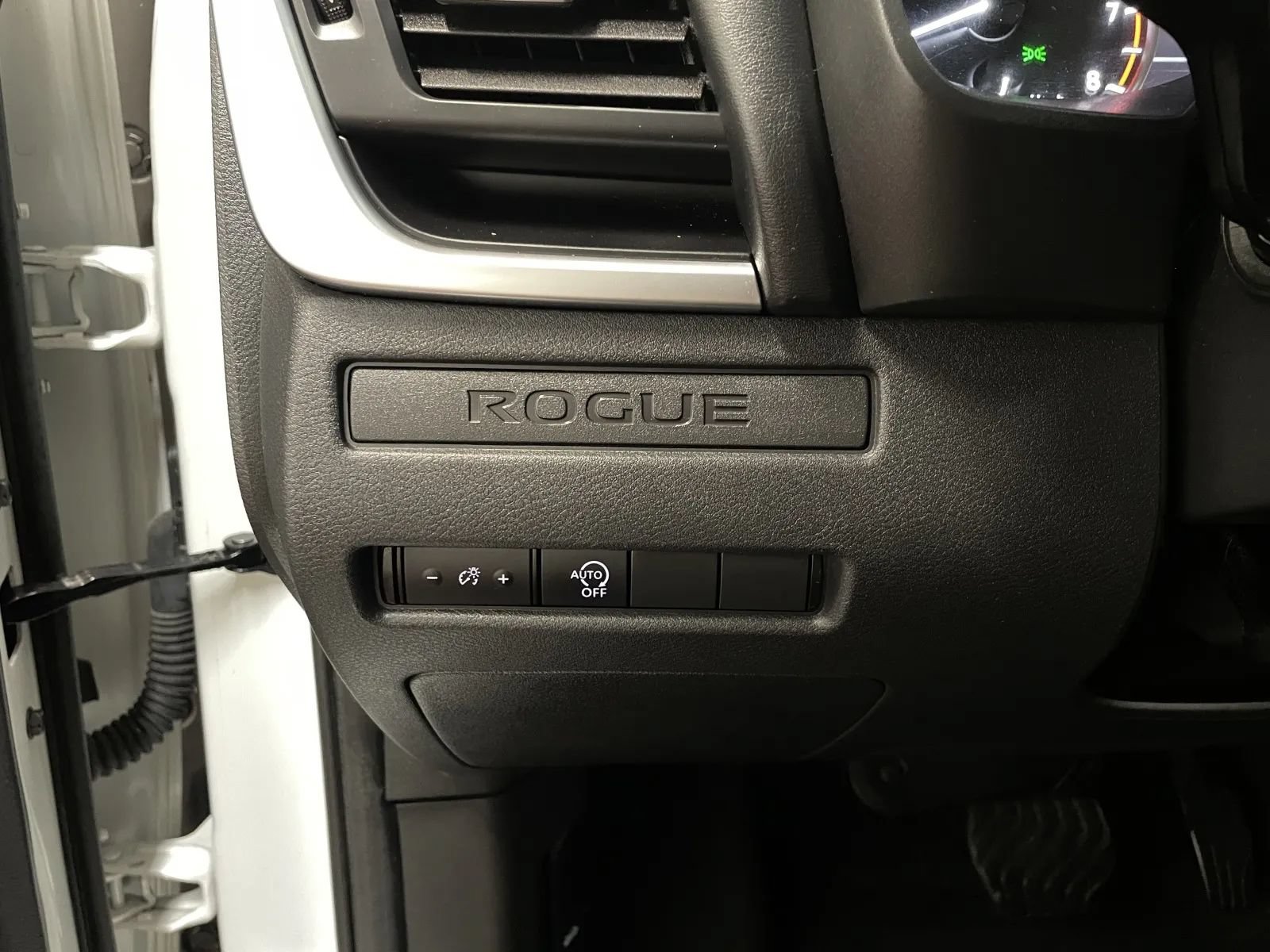 Used 2023 Nissan Rogue S FWD image 23