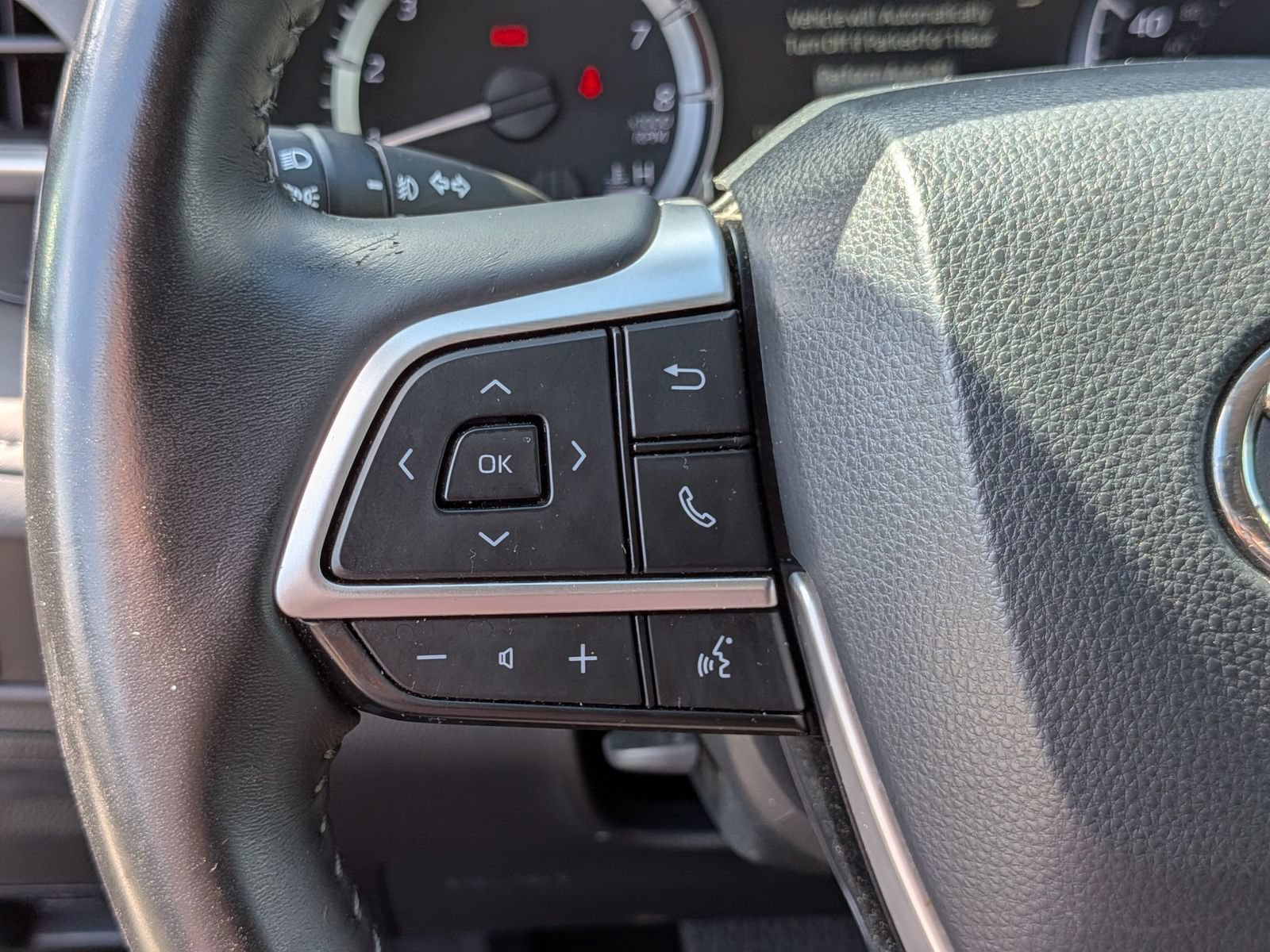 Used 2024 Toyota Highlander LE FWD image 18