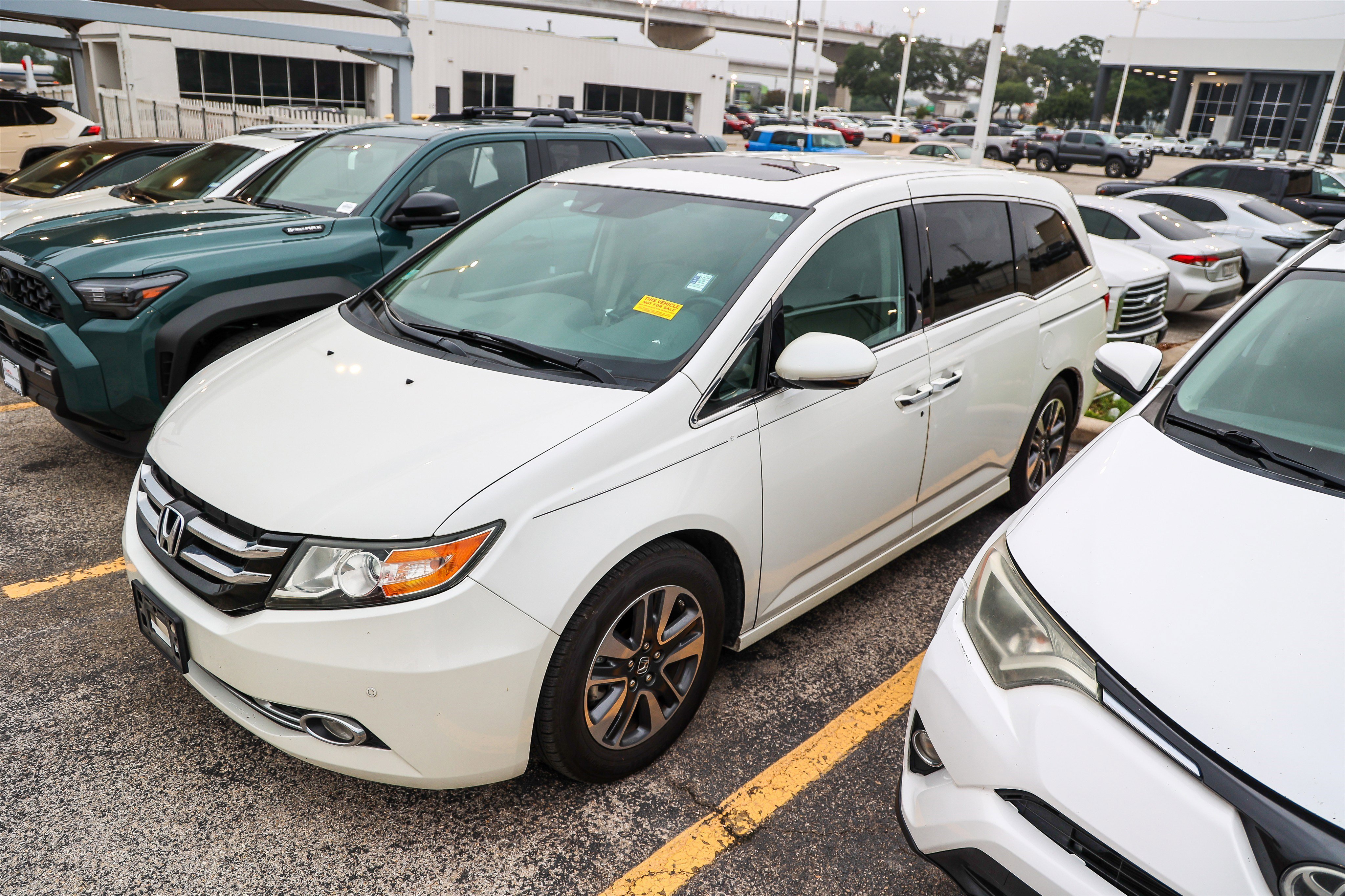 Used 2014 Honda Odyssey Touring Elite image 3
