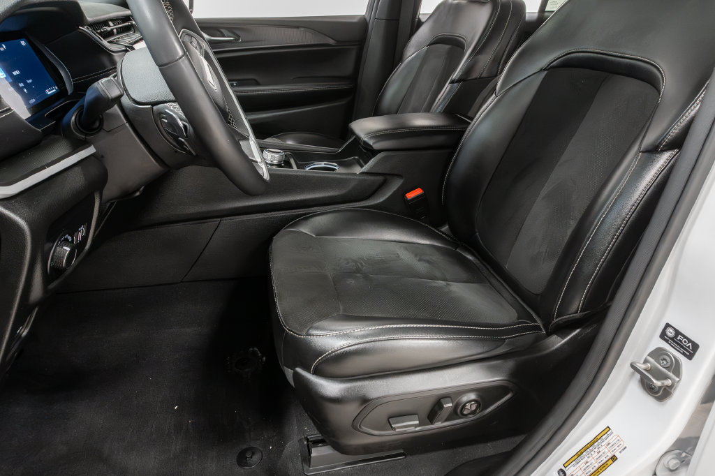 Used 2024 Jeep Grand Cherokee Altitude AWD/4WD image 11