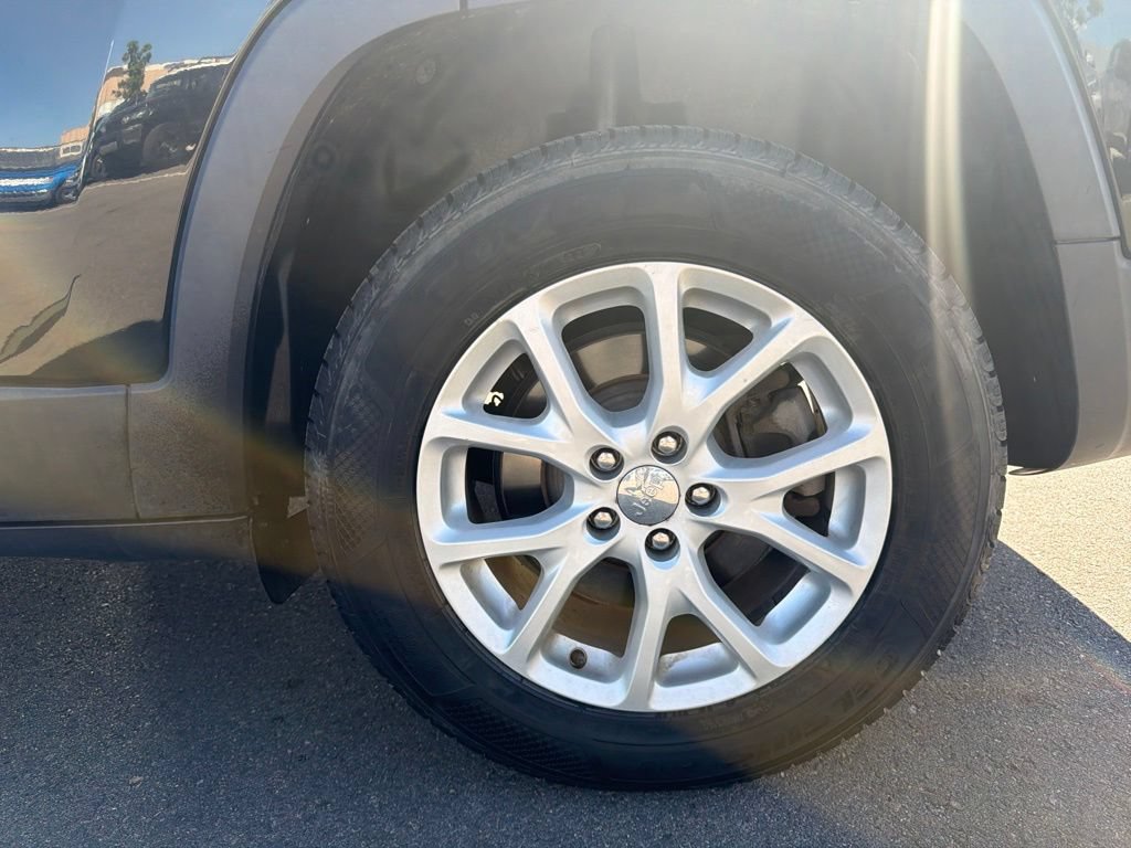 Used 2016 Jeep Cherokee Latitude w/ Cold Weather Group AWD/4WD image 31