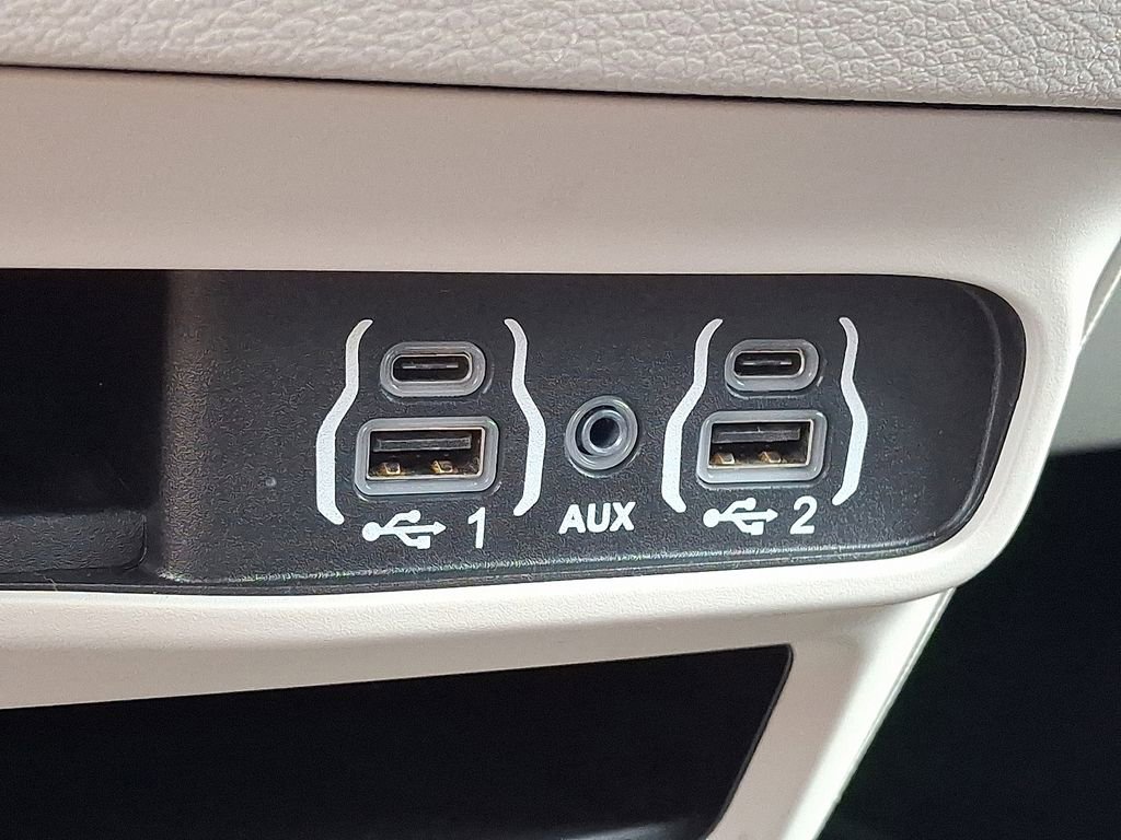 Used 2022 Chrysler Voyager LX image 24