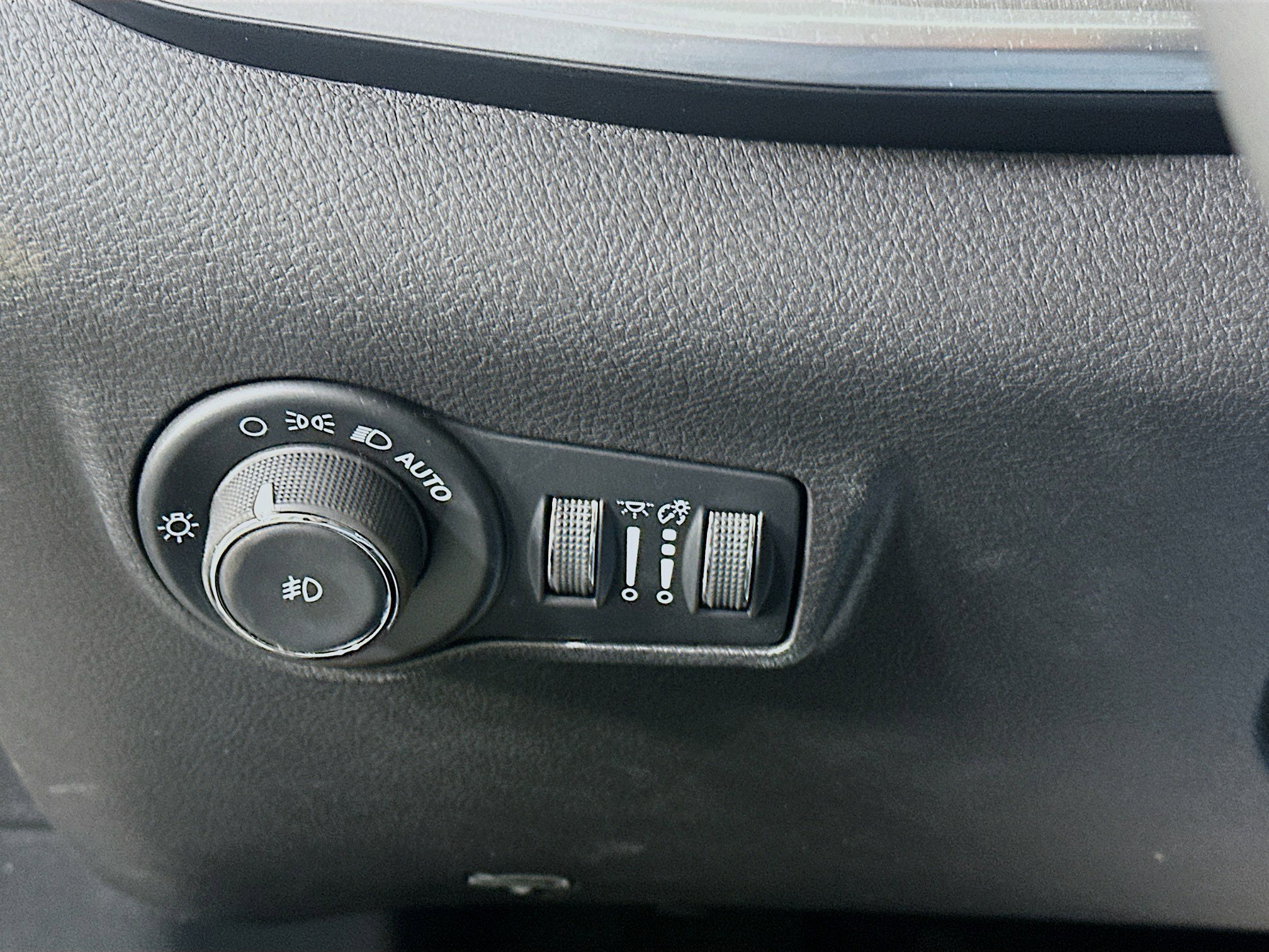 Used 2025 Jeep Compass Limited AWD/4WD image 17