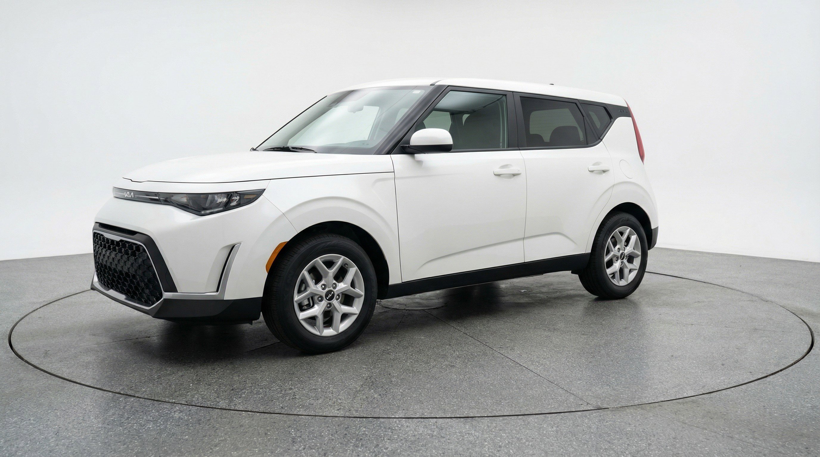Used 2025 Kia Soul LX w/ LX Technology Package FWD image 3